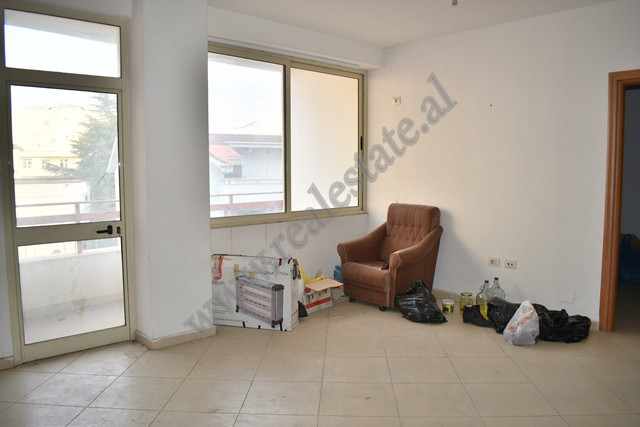 Apartament 3+1 per shitje rrugen Kongresi i Manastirit ne Tirane.

Ndodhet ne katin e 3-te te nje 